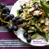 Салат с виноградом, фетой и миндальными лепестками