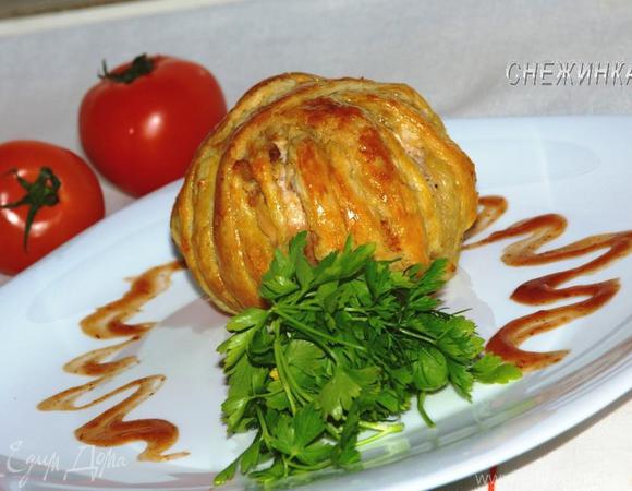 "Клубок" из куриного филе с фаршированным помидором