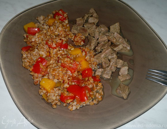 Гречка с томатным пюре, перцем и тыквой, говядина тушеная с тимьяном