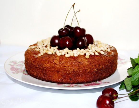 Черешневый пирог с кедровыми орехами
