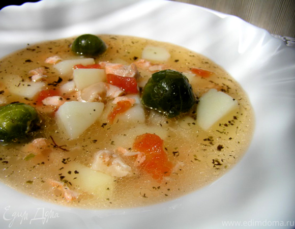 Суп с лососем, брюссельской капустой и помидором