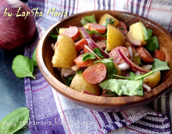 Картофельный салат с колбасками и красным луком