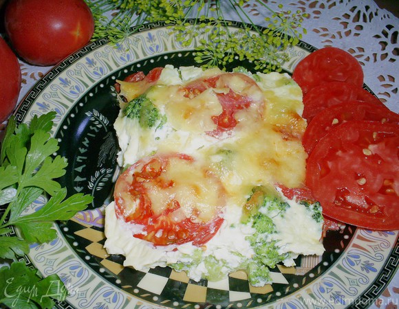 Запеканка с брокколи, сыром и помидорами