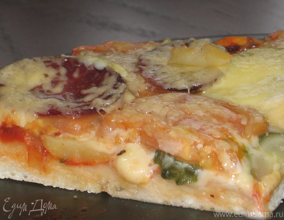 Домашняя пицца с солеными огурцами на сковороде