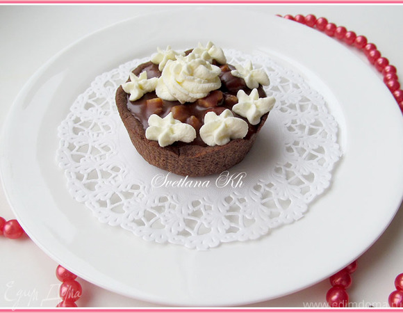 Тарталетки с шоколадно-ореховой карамелью и сливками