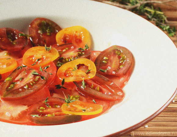 Салат из трех видов томатов со свежим тимьяном