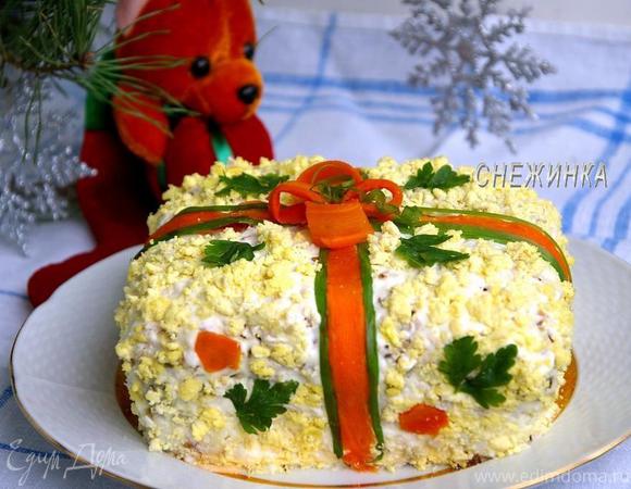 Салат с курицей, черносливом и грецкими орехами «Новогодний подарок»