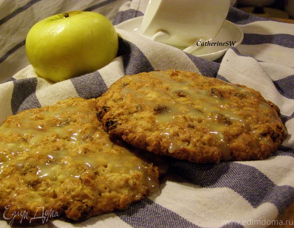 Овсяное печенье с яблочным пюре и изюмом (Iced Oatmeal-Applesauce Cookies)