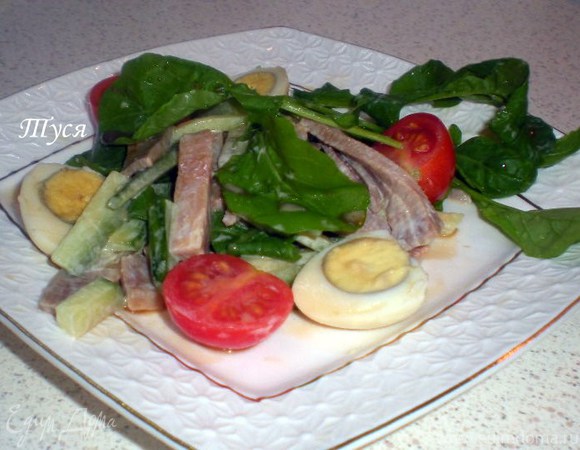 Салат с телячьим языком и руколой под азиатским соусом