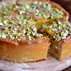Ароматный персиковый пирог с фисташками и миндалем