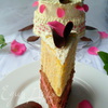 Торт к годовщине свадьбы с лепестками шоколадных роз (с малиновым и манговым кремами)
