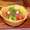 Кранч-салат с тунцом в съедобной тарелке