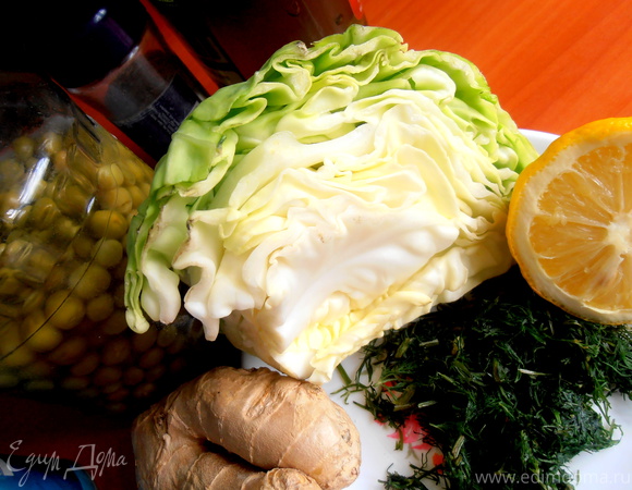 Свежий салатик из капусты с горошком и имбирем