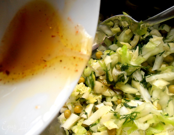 Свежий салатик из капусты с горошком и имбирем