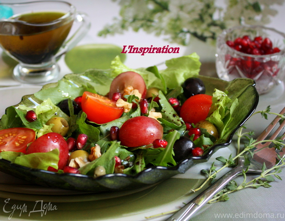 Салат с виноградом, черри и грецкими орехами