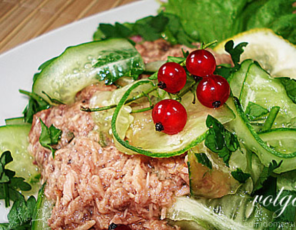 Салат с огурцом и тунцом