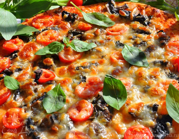 Пицца с грибами и базиликом