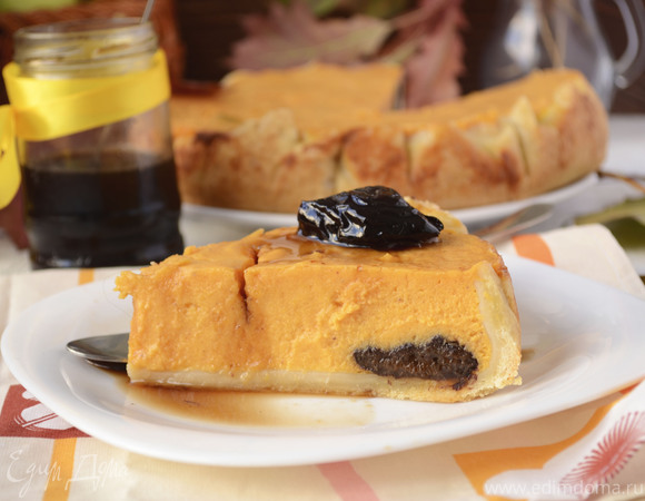 Тыквенный пирог с черносливом в коньяке
