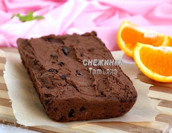 Шоколадный кекс на гречневой муке и тыквенно-апельсиновом соке с черносливом и изюмом