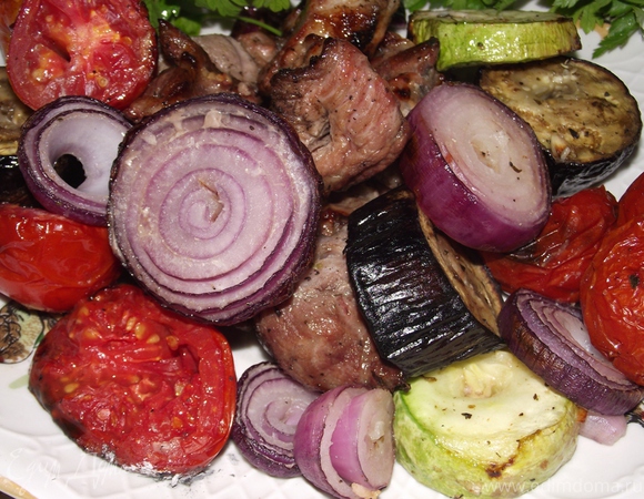 Шашлык из свинины с овощами в луковом маринаде