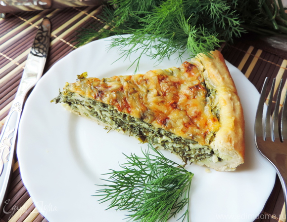 Заливной пирог на кефире с творогом, сыром и зеленью в духовке: рецепт - Лайфхакер