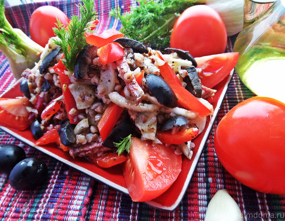 Гречневый салат с овощами и салями