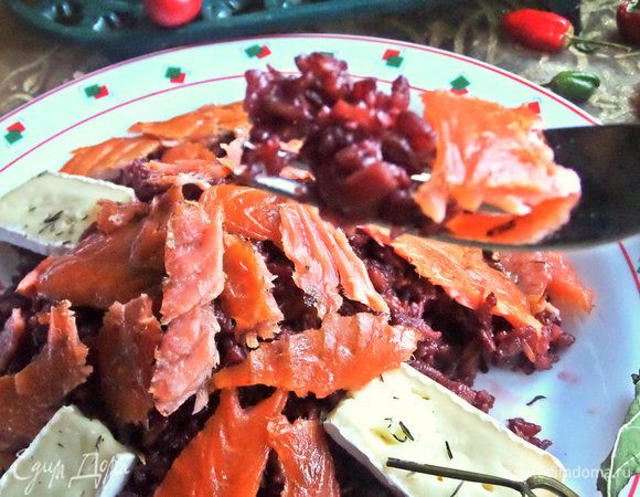 Красный рис в вине с лососем и сыром