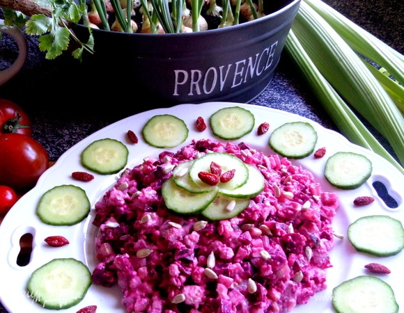 Свекольный салат с селедкой и творогом
