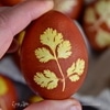 Пасхальные яйца, украшенные листочками