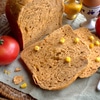 Хлеб на томатной пасте с сушеным луком