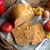 Хлеб на томатной пасте с сушеным луком