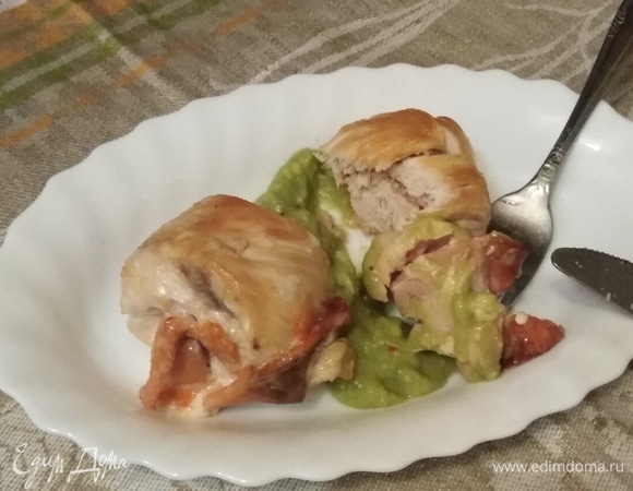 Куриные рулеты с рыбой и соусом из авокадо