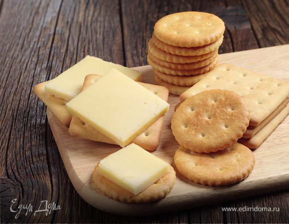 Сырные крекеры — хрустящее домашнее печенье
