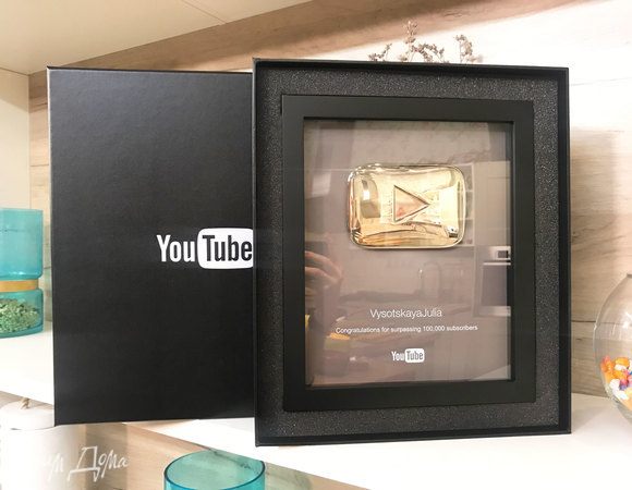 YouTube-канал Julia Vysotskaya получил серебряную кнопку за 100 000 подписчиков!