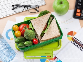 Обед по расписанию: чем перекусить на работе с пользой для здоровья