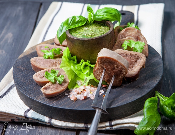 Салат с языком, зеленым горошком и маринованным луком