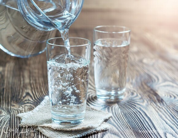 Полезно ли пить очень много воды? Врач предостерегает