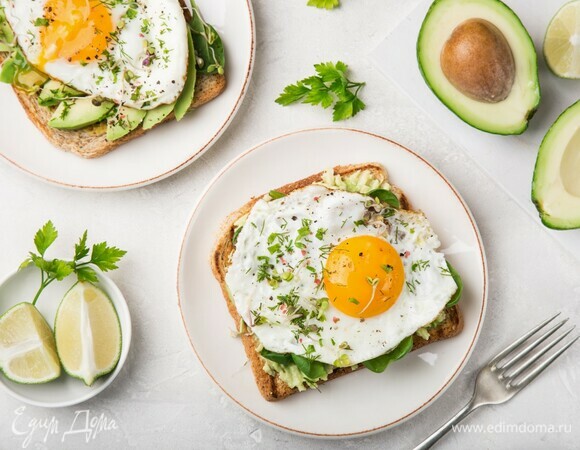 С чем подать тосты на завтрак: эксперты назвали идеальные начинки