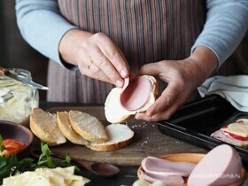 Диетолог рассказала, чем вредны бутерброды с колбасой