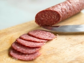 С сырокопченой колбасы не снимается оболочка? Найдены способы, которые ускорят процесс