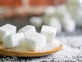 Диетолог объяснила, почему невозможно полностью отказаться от сахара — десерты тут не при чем