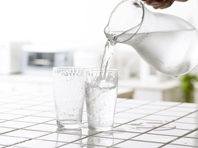 Диетолог Соломатина объяснила, почему в жару вредно пить холодную воду