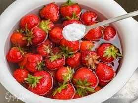 Эксперты сказали, чем можно и нельзя мыть клубнику — вот как не испортить ягоды