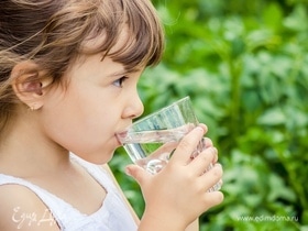 Сколько воды ребенок должен выпивать в жаркий день? Ответили врачи