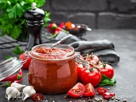 Простой рецепт острого томатного соуса — он полезнее и вкуснее кетчупа из магазина