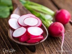 Быстро, вкусно и полезно: рецепт необычного дачного салата из сезонных овощей
