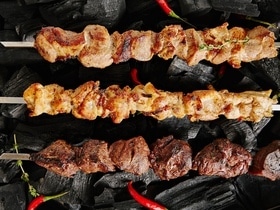 Шашлык с подвохом: 5 ошибок при мариновании, которые портят мясо