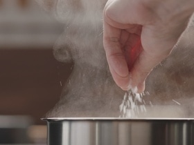 Какая вода закипит быстрее — пресная или соленая?