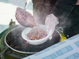 Как армейские повара кормят солдат в походных условиях?