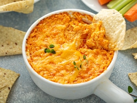 Сырное удовольствие для гурманов: готовим дип с курицей "баффало"
